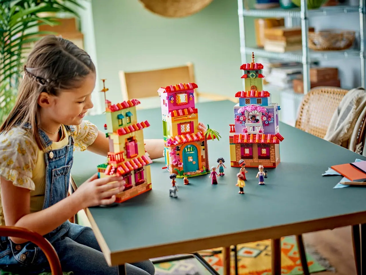 Lego Disney Classic la Magica Casa dei Madrigal di Encanto, set di costruzioni in scatola da 1560 pezzi, per bambine 7+ anni 43245