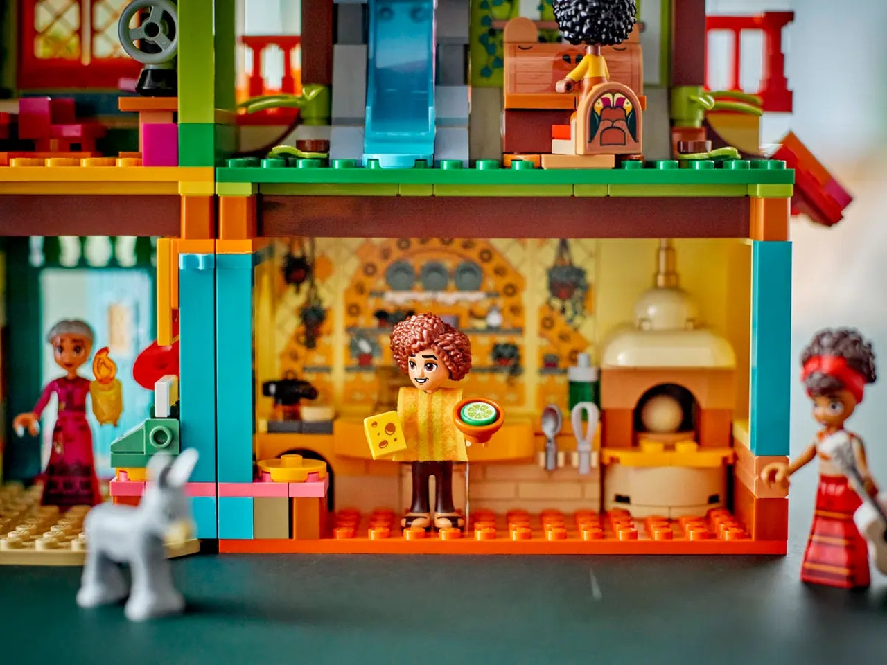 Lego Disney Classic la Magica Casa dei Madrigal di Encanto, set di costruzioni in scatola da 1560 pezzi, per bambine 7+ anni 43245