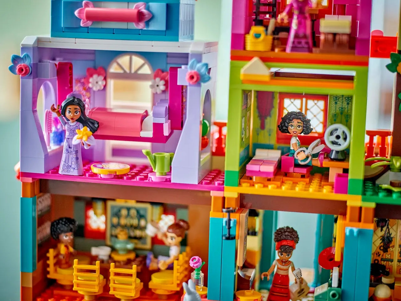 Lego Disney Classic la Magica Casa dei Madrigal di Encanto, set di costruzioni in scatola da 1560 pezzi, per bambine 7+ anni 43245