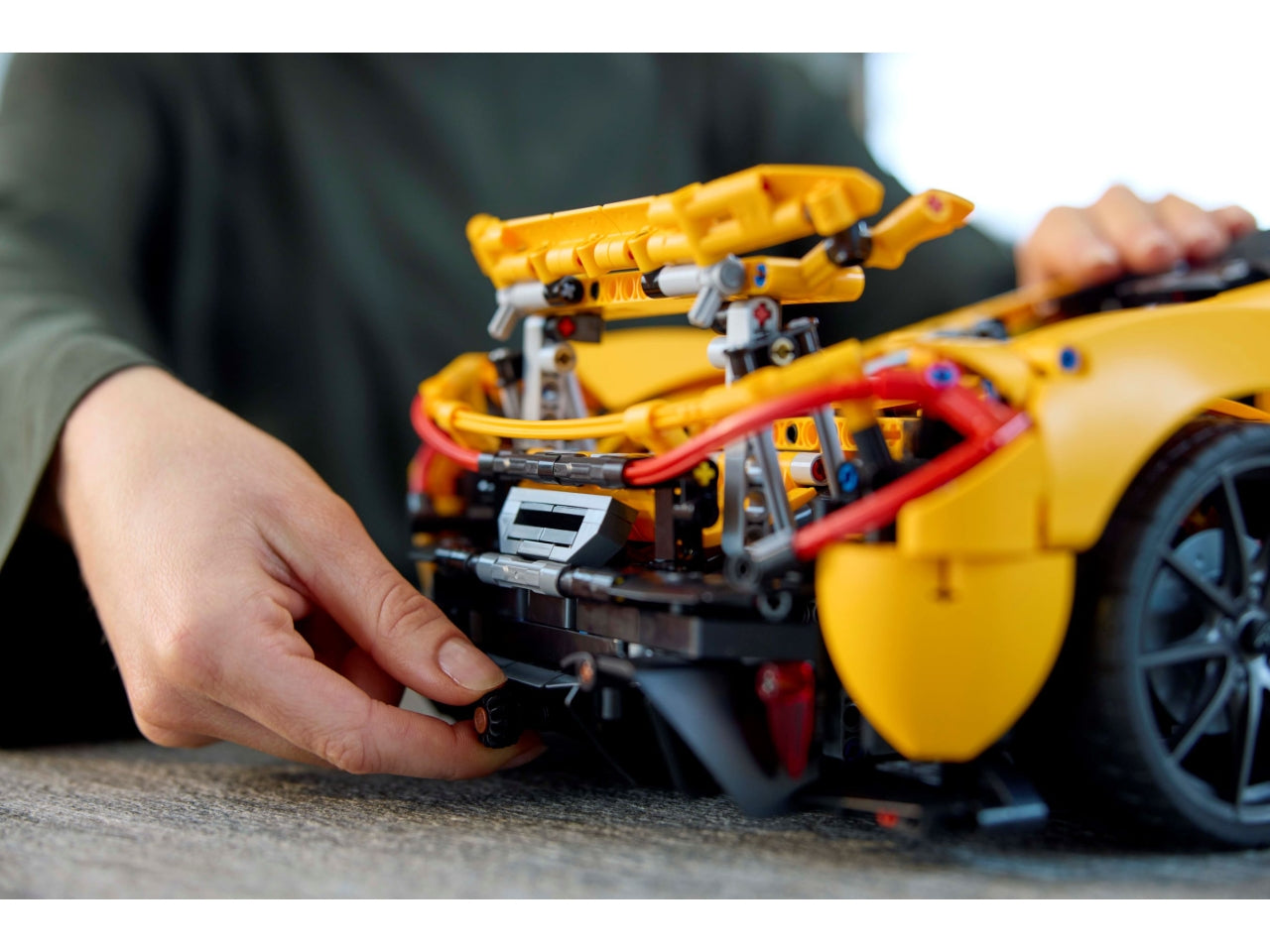 LEGO Technic - McLaren P1 Modellino di Auto Sportiva da Costruire, Hobby Creativo per Adulti, Regalo per Uomo, Donna, Lui o Lei, Kit Modellismo da Collezione di Macchina Supercar in Scala 42172