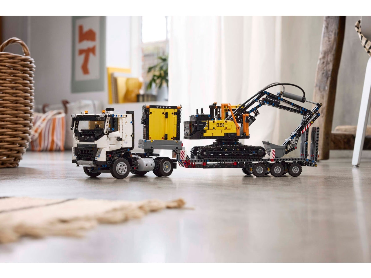 LEGO Technic - Autocarro Volvo giocattolo con escavatore costruibile - Set da 2.274 pezzi per etÃ  10+ 42175