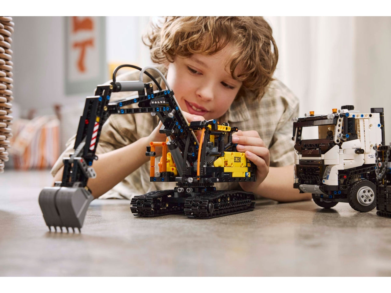 LEGO Technic - Autocarro Volvo giocattolo con escavatore costruibile - Set da 2.274 pezzi per etÃ  10+ 42175