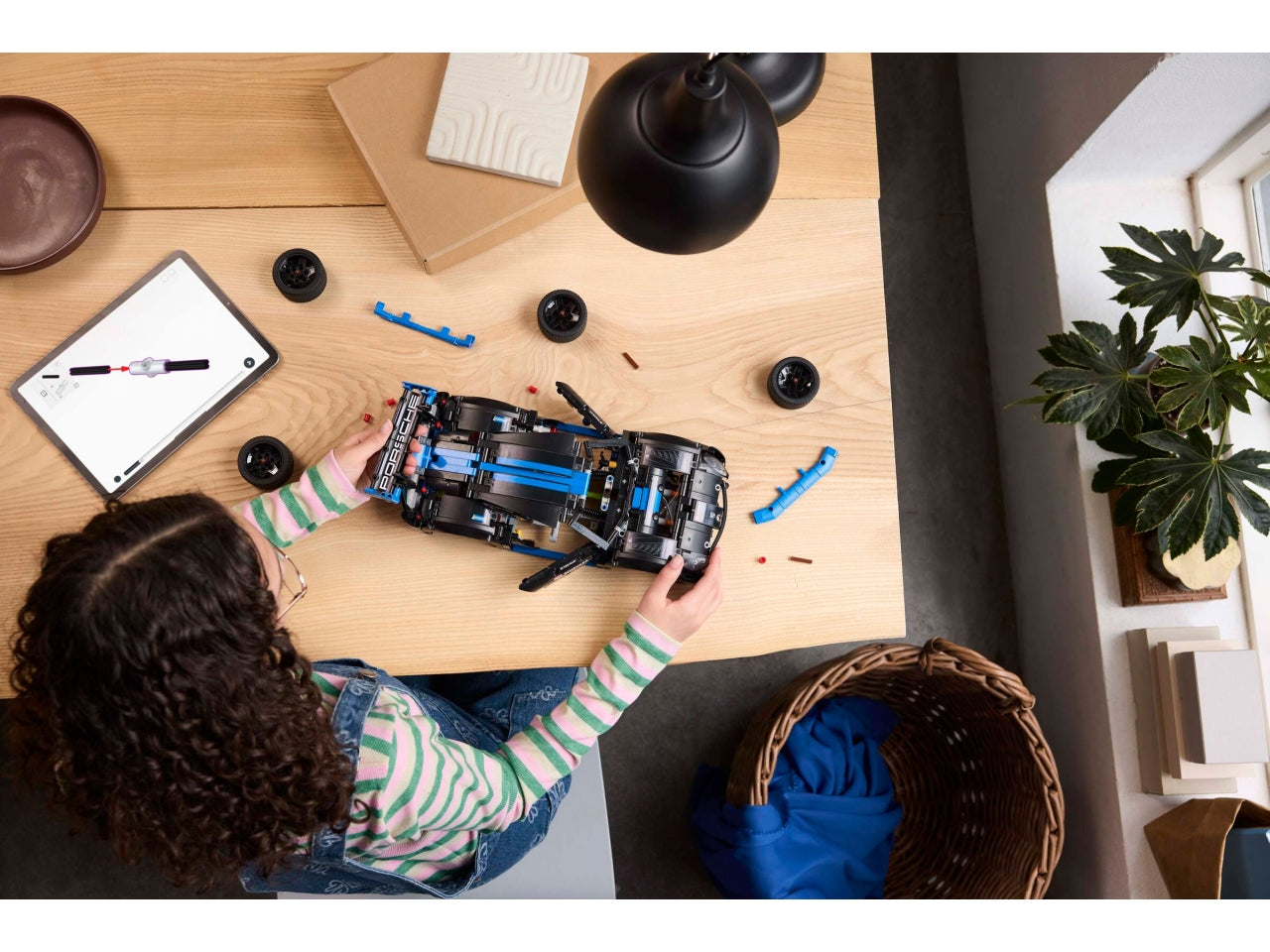 LEGO Technic - Auto da Corsa Porsche GT4 e-Performance, Macchina Giocattolo Telecomandata per Bambini da 10 Anni, Modellino di Auto da Costruire Interattivo, Regalo per i Fan dei Veicoli Supercar 42176
