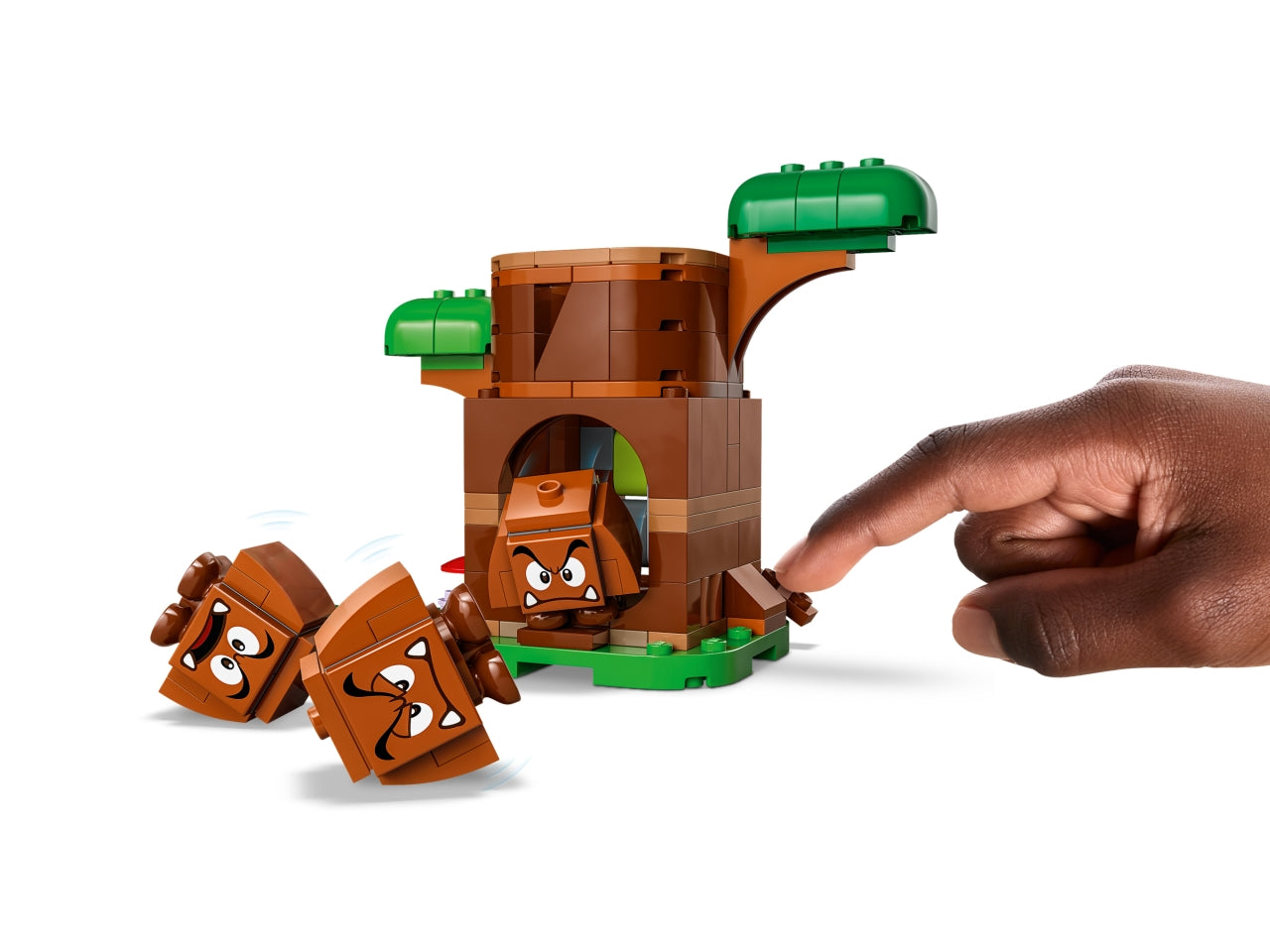 LEGO Super Mario - Divertente oggetto da collezione Nintendo: gioco di ruolo nel Parco giochi dei Goomba con questo playset 71433