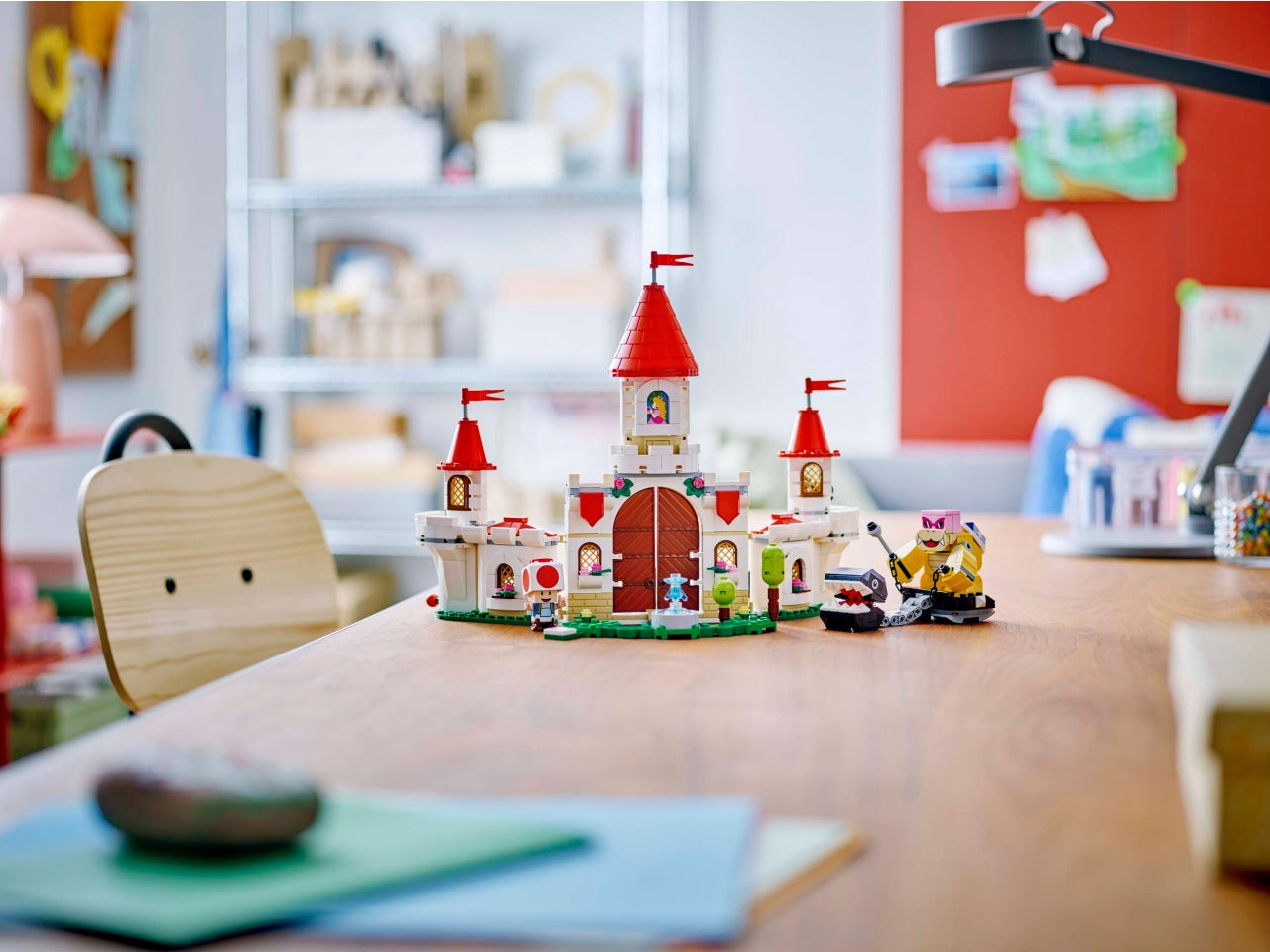 LEGO Super Mario - Divertente playset con personaggi Nintendo per bambini: gioco di ruolo con i personaggi di Super Mario, combatti con Roy e altro ancora con questo set del Castello di Peach 71435