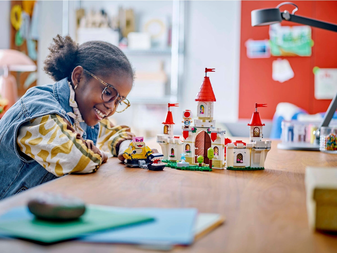 LEGO Super Mario - Divertente playset con personaggi Nintendo per bambini: gioco di ruolo con i personaggi di Super Mario, combatti con Roy e altro ancora con questo set del Castello di Peach 71435