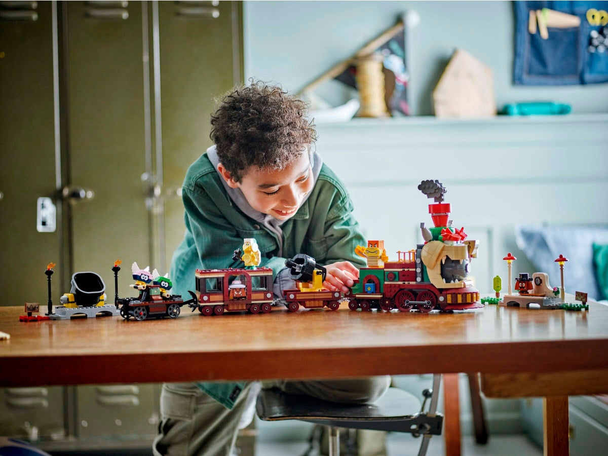 LEGO Super Mario - Treno Bowser Express giocattolo per i bambini: tutti a bordo per tanto divertimento con questo set di gioco, contenente un treno dettagliato, 2 stazioni ferroviarie e un carrello a mano 71437