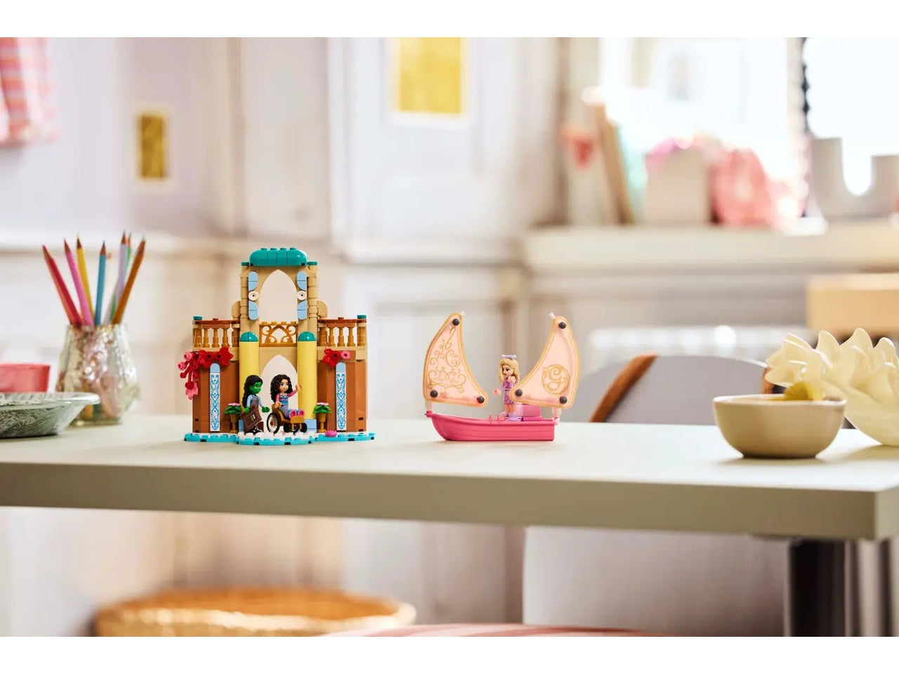 LEGO Wicked Glinda, Elphaba e Nessarose allâUniversitÃ  di Shiz, Giochi di Fantasia per Bambine e Bambini da 7 Anni con Barca, Casa delle Bambole Giocattolo e 3 Mini Bamboline, Idea Regalo 75681