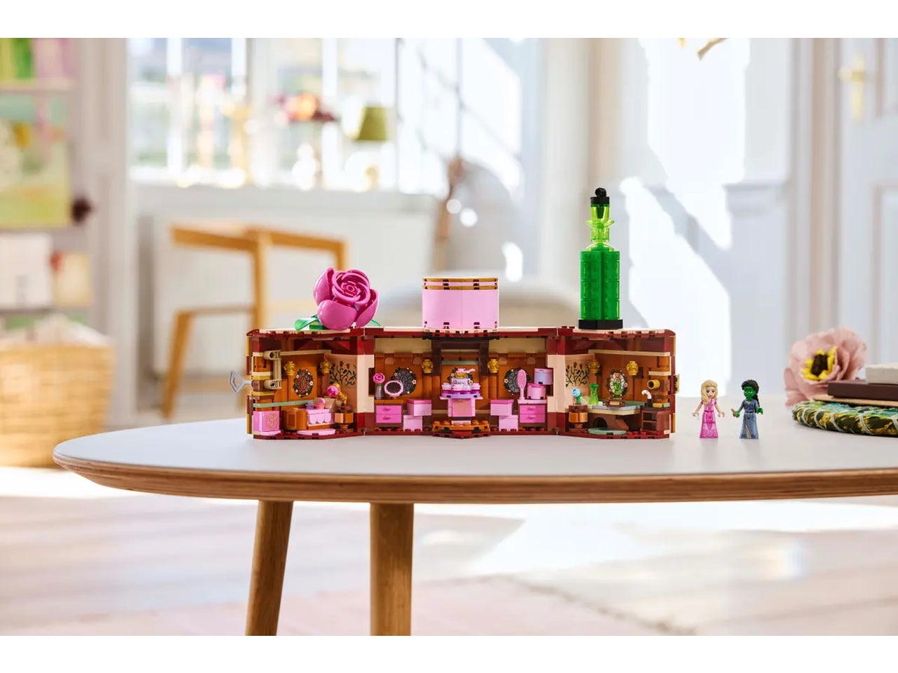 LEGO Wicked Il Dormitorio di Glinda ed Elphaba, Giochi di Fantasia per Bambine e Bambini da 8 Anni in su, Baule Apribile con Camera da Letto da Costruire con 2 Personaggi del Film, Idea Regalo 75683