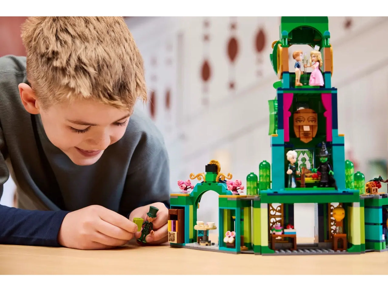 LEGO Wicked Benvenuti nella CittÃ  di Smeraldo, Gioco da Collezione per Bambine e Bambini da 9 Anni con Torre Giocattolo da Costruire e 5 Personaggi del Film tra cui Glinda e Elphaba, Idea Regalo 75684