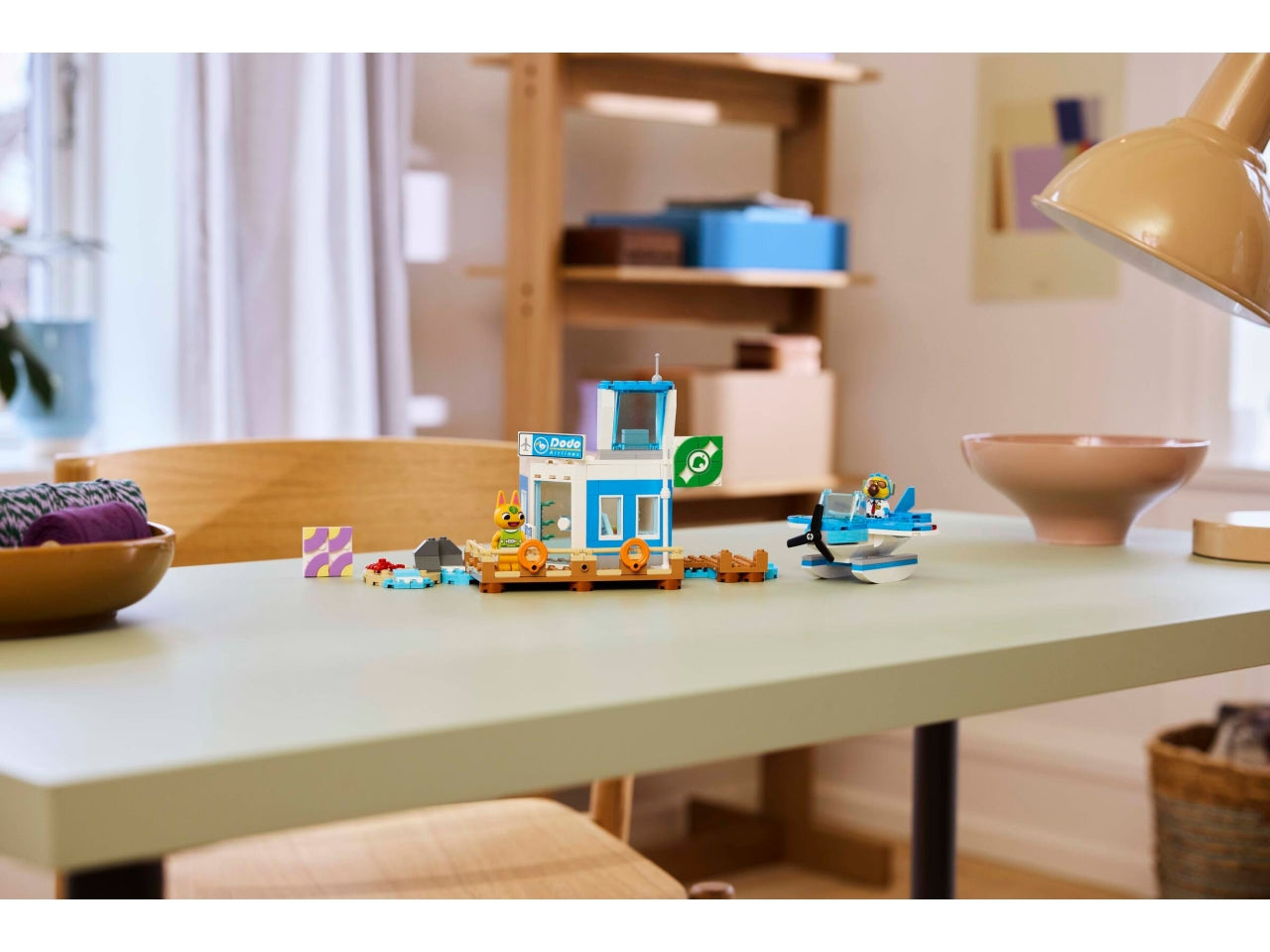 LEGO Animal Crossing - Set giocattolo con aeroporto costruibile: il playset In volo con la Dodo Airlines, dotato di torre di controllo e modello di molo, per bambini dai 7 anni in su con scene del videogioco Animal Crossing 77051