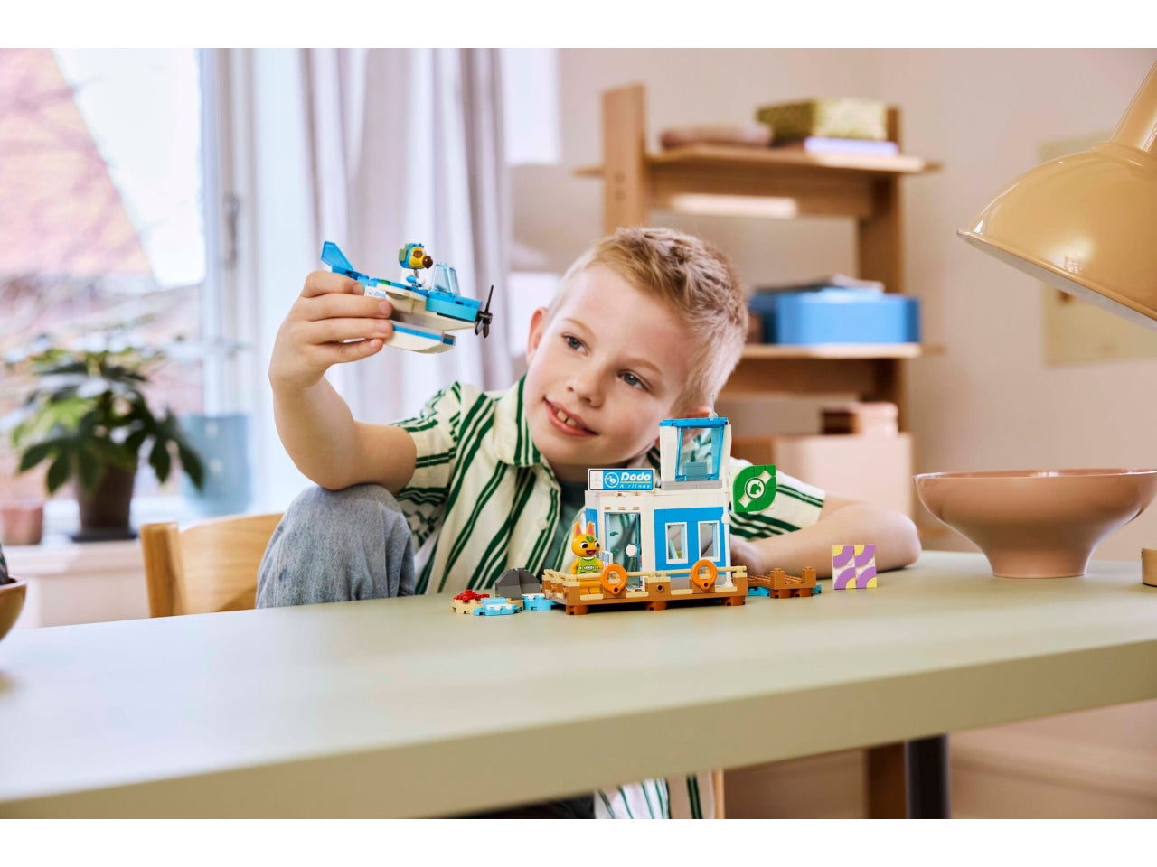 LEGO Animal Crossing - Set giocattolo con aeroporto costruibile: il playset In volo con la Dodo Airlines, dotato di torre di controllo e modello di molo, per bambini dai 7 anni in su con scene del videogioco Animal Crossing 77051