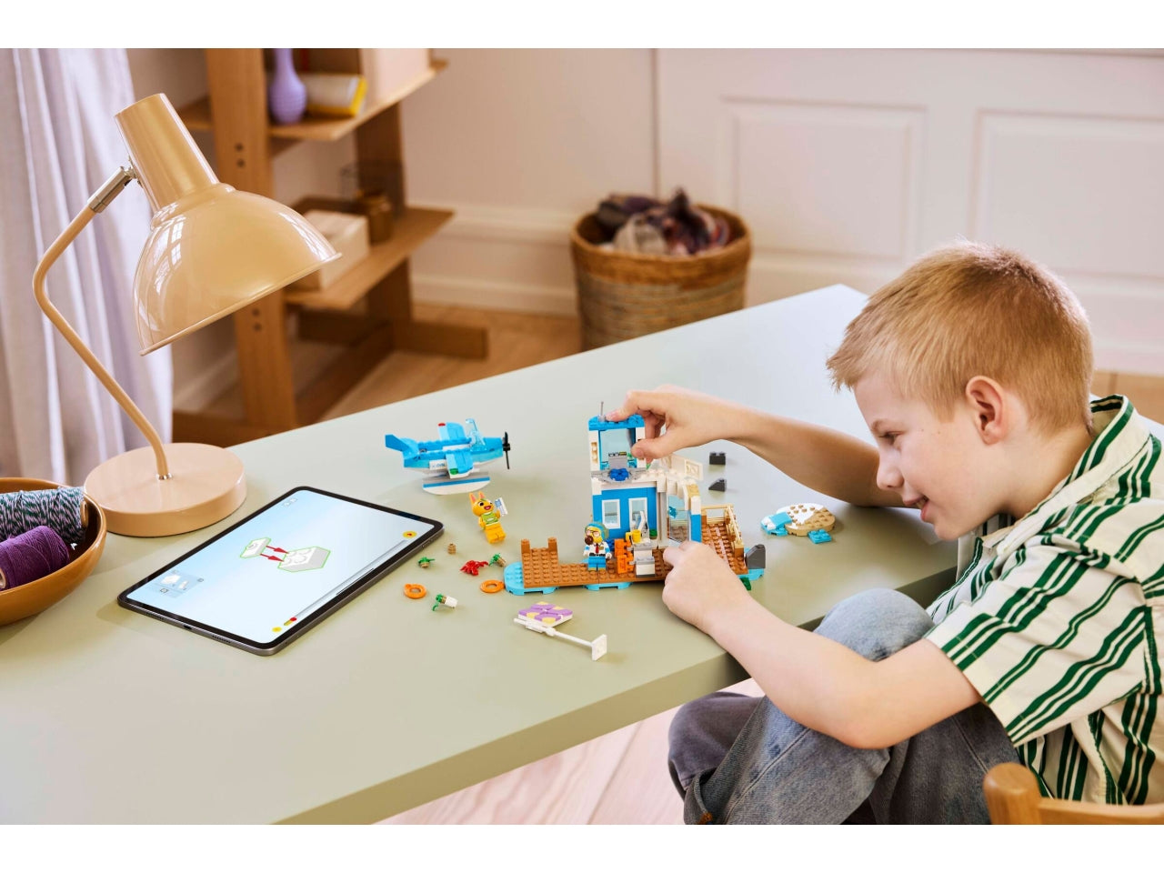 LEGO Animal Crossing - Set giocattolo con aeroporto costruibile: il playset In volo con la Dodo Airlines, dotato di torre di controllo e modello di molo, per bambini dai 7 anni in su con scene del videogioco Animal Crossing 77051