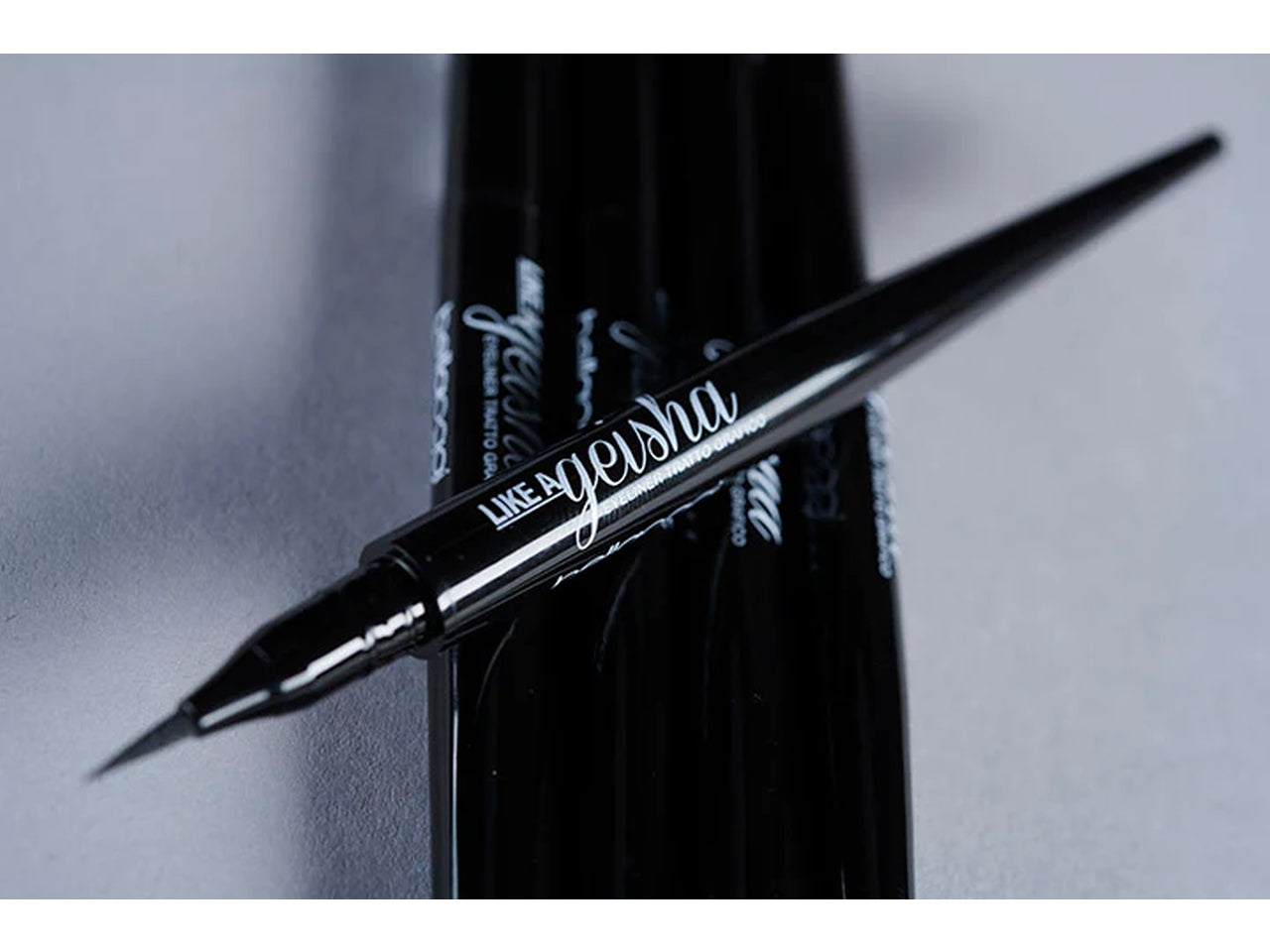 Eyeliner Like a Geisha - Water resistant e ultra liquido - Nero - Bellaoggi
