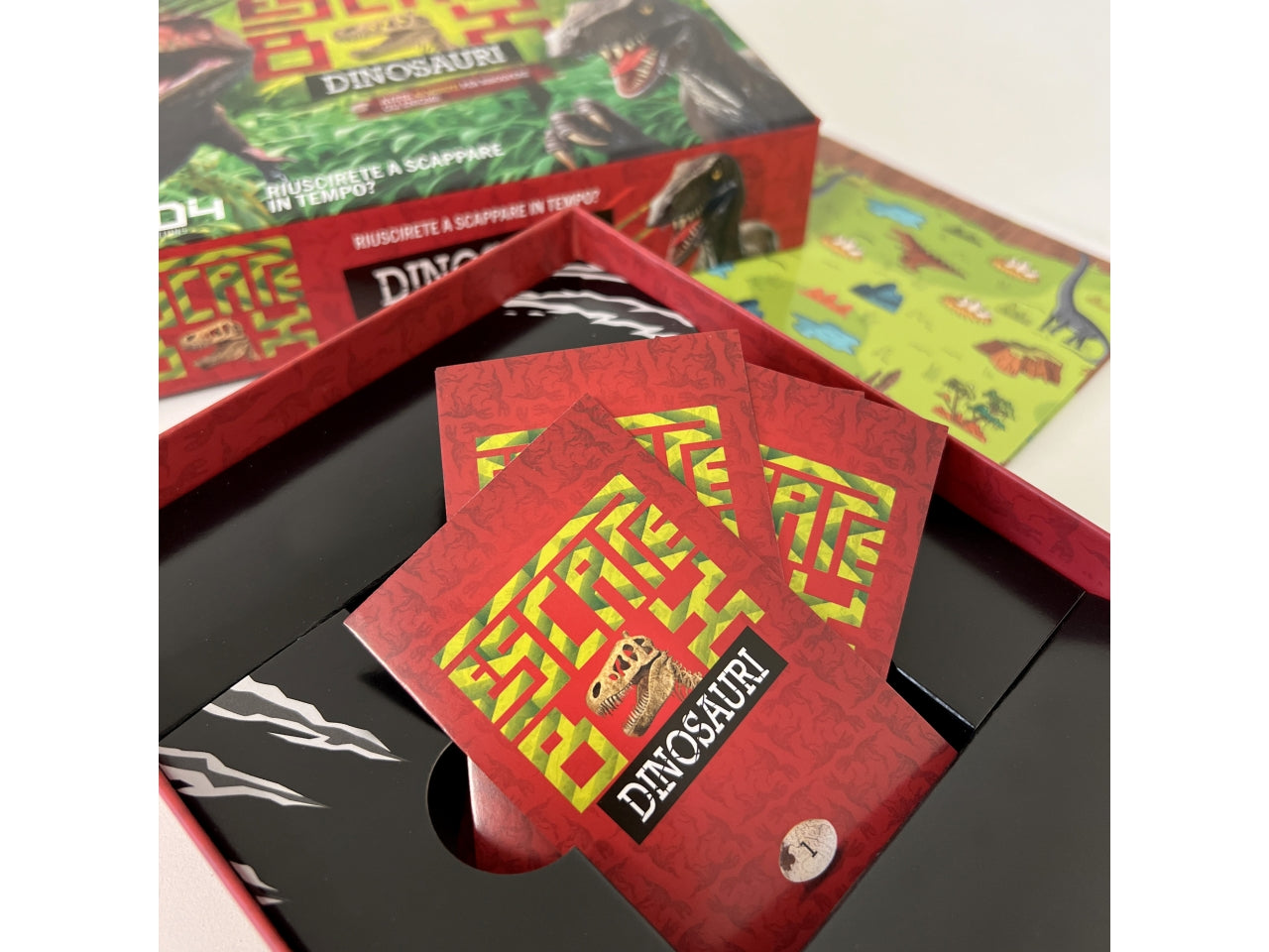 Escape Box Dinosauri: Esplora e Scopri Tesori con i Dinosauri, per 2-5 Partecipanti, Dai 8 Anni in su, Versione Italiana - Asmodee