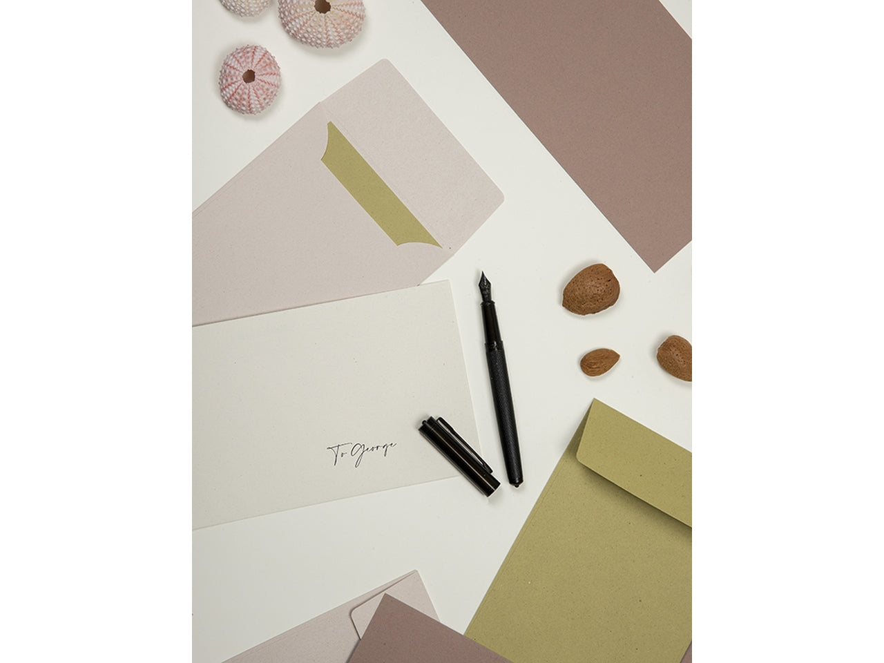 Buste calligraphy colore mandorla misura 110x220mm - la confezione comprende 25 buste