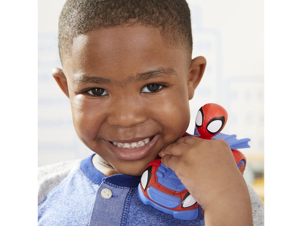 Personaggio spidey con veicolo web crawler