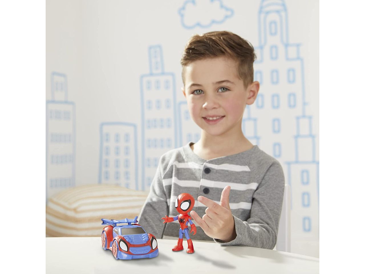 Personaggio spidey con veicolo web crawler