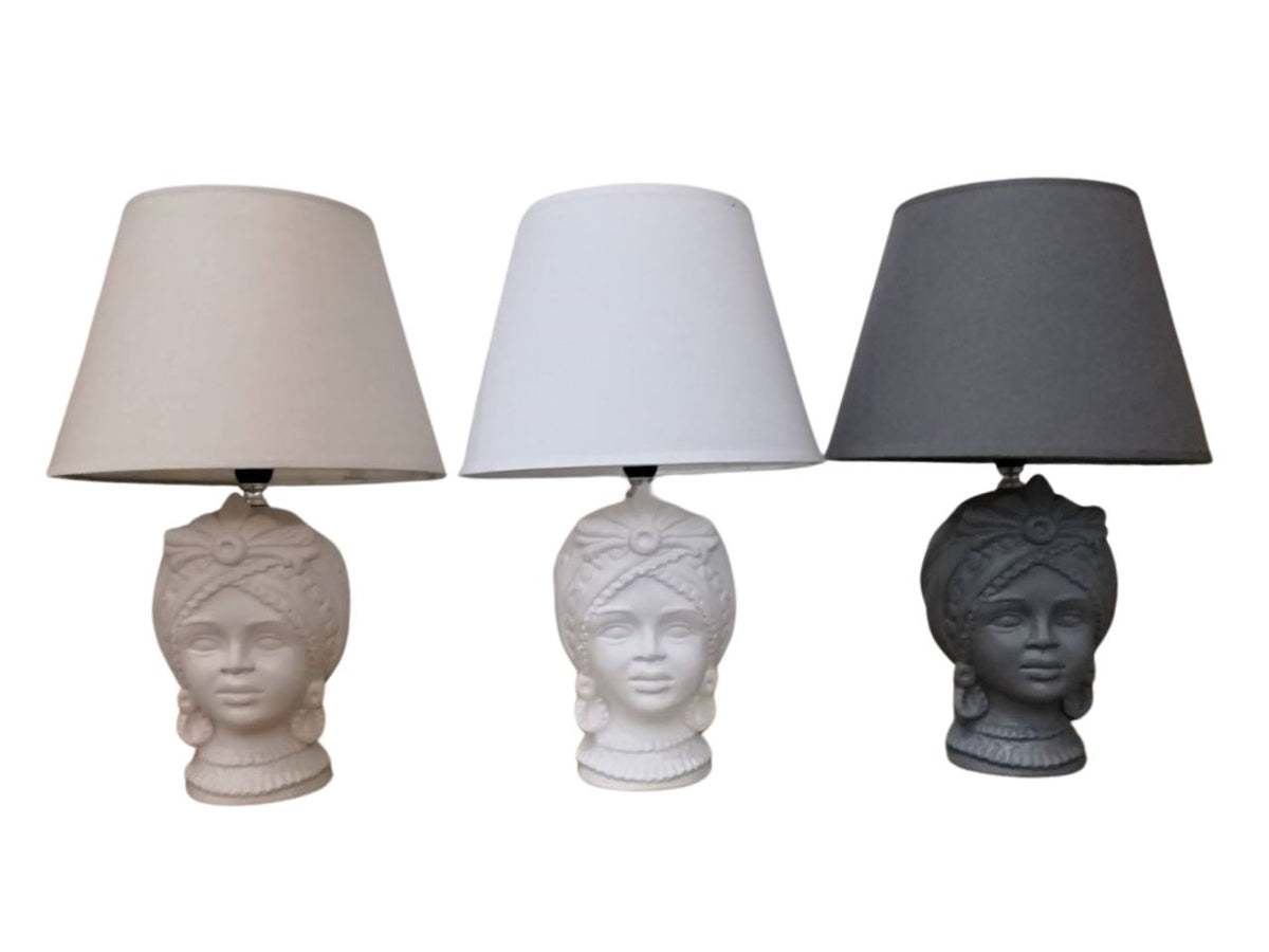 Lampada da tavolo mediterranea, base testa di moro in ceramica con paralume in tessuto, illuminazione diffusa, 3 colori disponibili - 25,5x38 cm - Creare