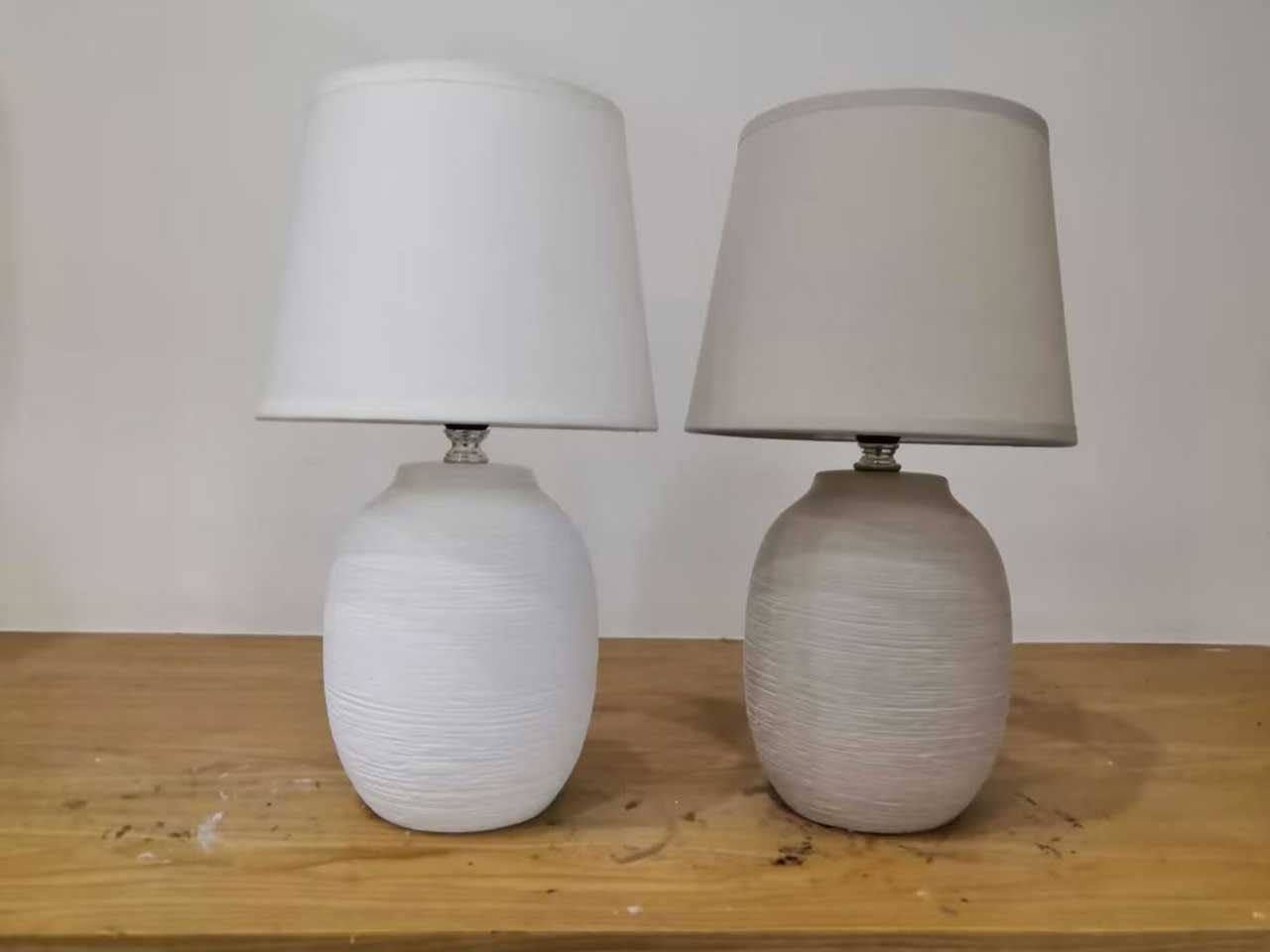 Lampada da tavolo bianco e tortora stile moderno con paralume in tessuto 34 cm - Creare Italia