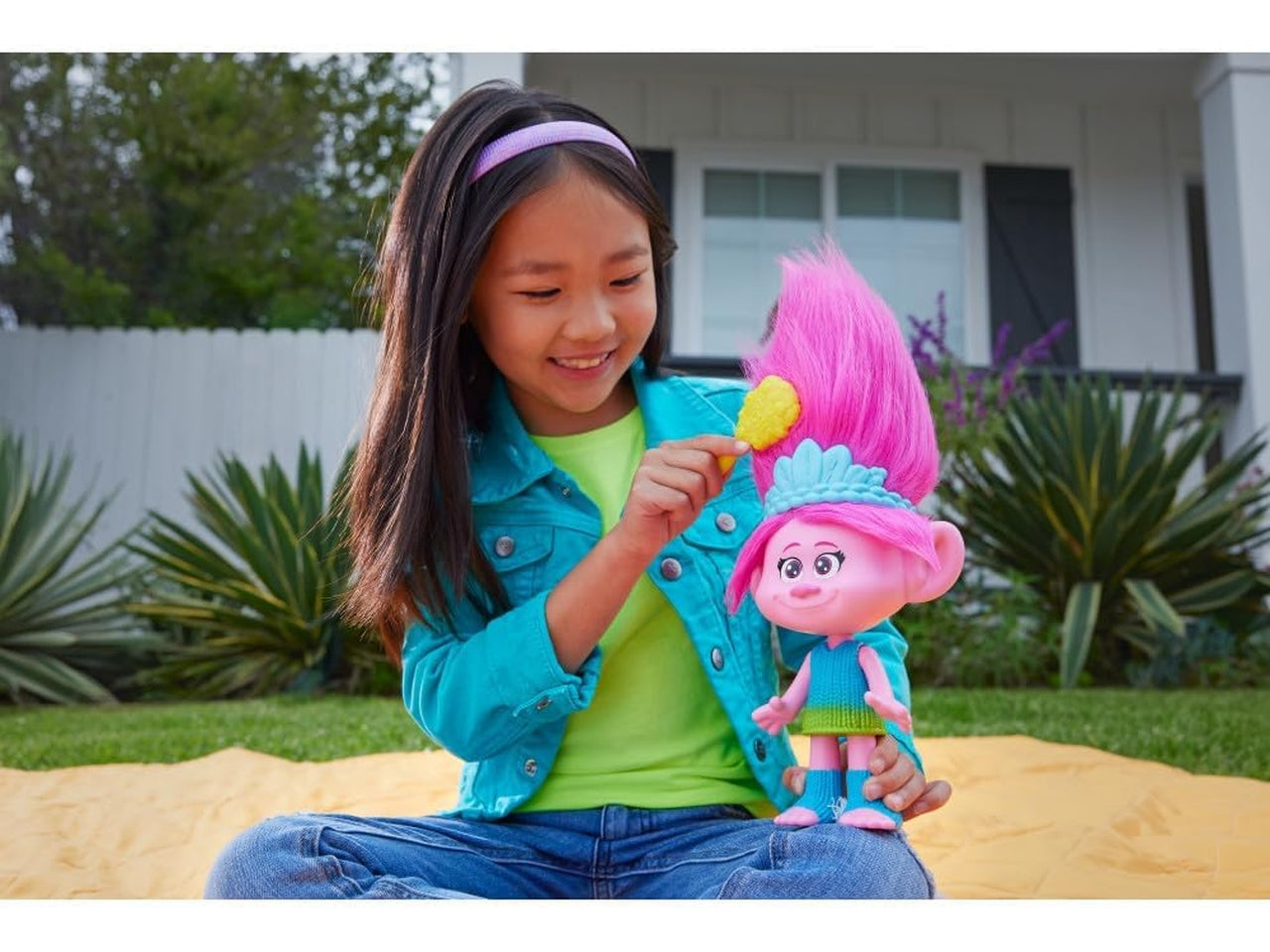 Trolls bambola Poppy musicale con spazzola 30 cm, per bambini 3+ anni, Mattel