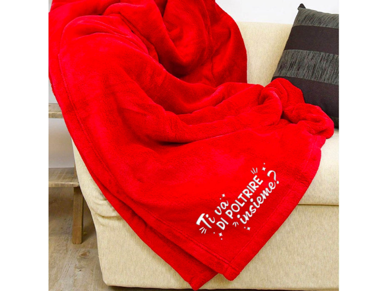 Coperta rossa ti va di poltrire insieme?