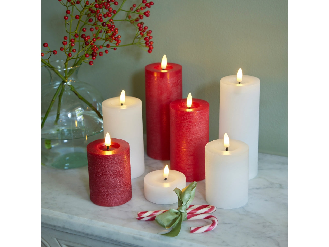 Candela bianca in cera con luce led bianco caldo diametro 7cm x altezza 19cm da interno con funzionamento a batteria 2xaaa stilo