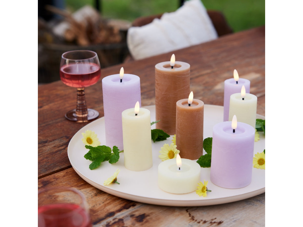 Candela avorio in cera con luce led bianco caldo diametro 7cm x altezza 19cm da interno con funzionamento a batteria 2xaaa ministilo