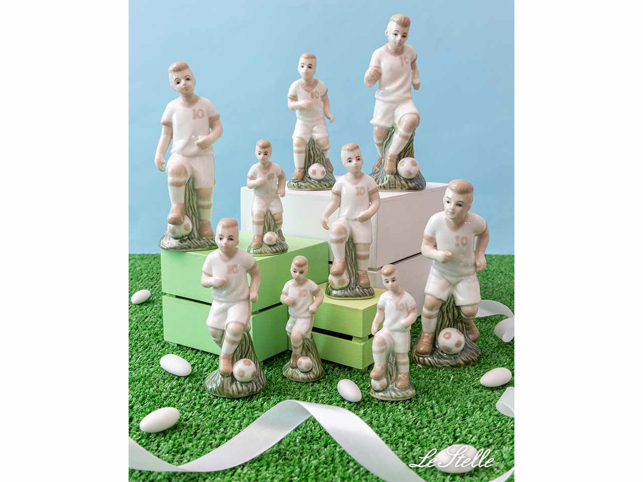 Calciatore in porcellana 3 assortimenti 3,5x3xh.9 cm con scatola bianca