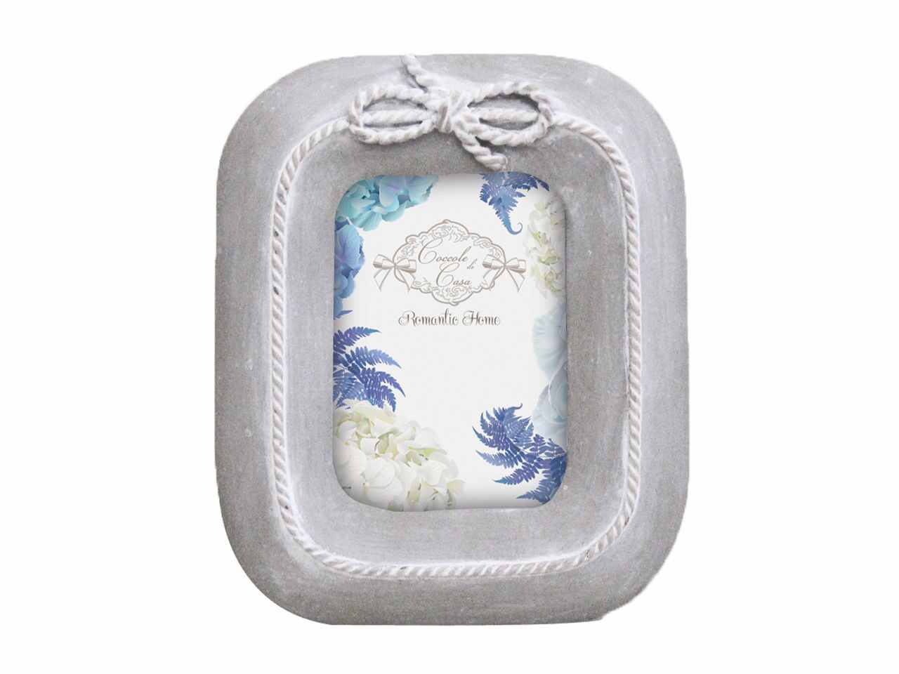Portafoto in resina , colore grigio , misure interne:8.5x6cm, misure articolo: 11.60x2.20x13.80cm, con scatola bianca