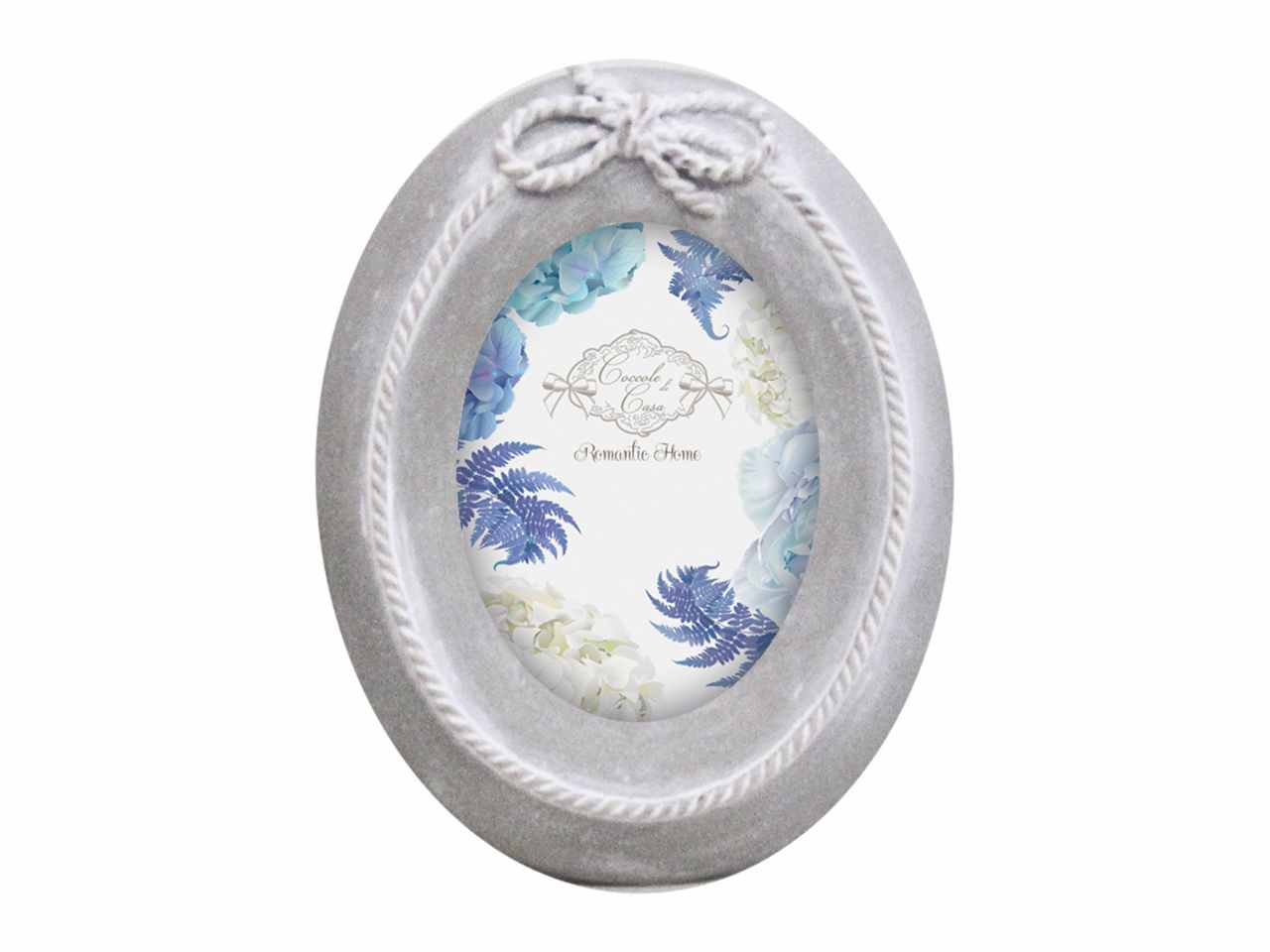 Portafoto in resina , colore grigio , misure interne:8.5x6cm; misure articolo: 11.60x2.20x13.80cm, con scatola bianca