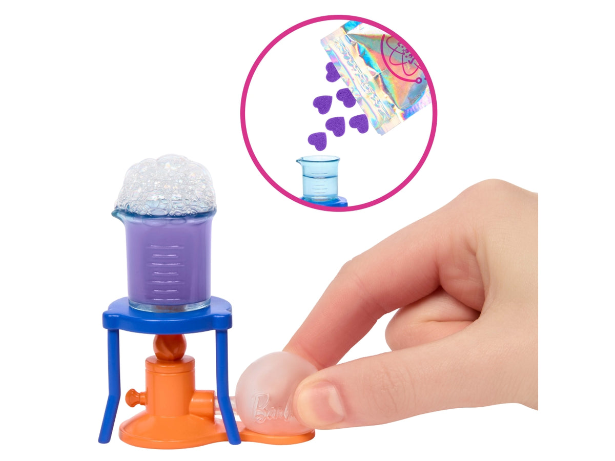 Barbie  scienziata, set bambola bionda con camice bianco da laboratorio e accessori inclusi
