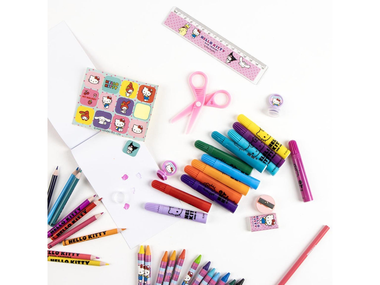 Valigetta con vari modelli di colori con personaggio Hello Kitty