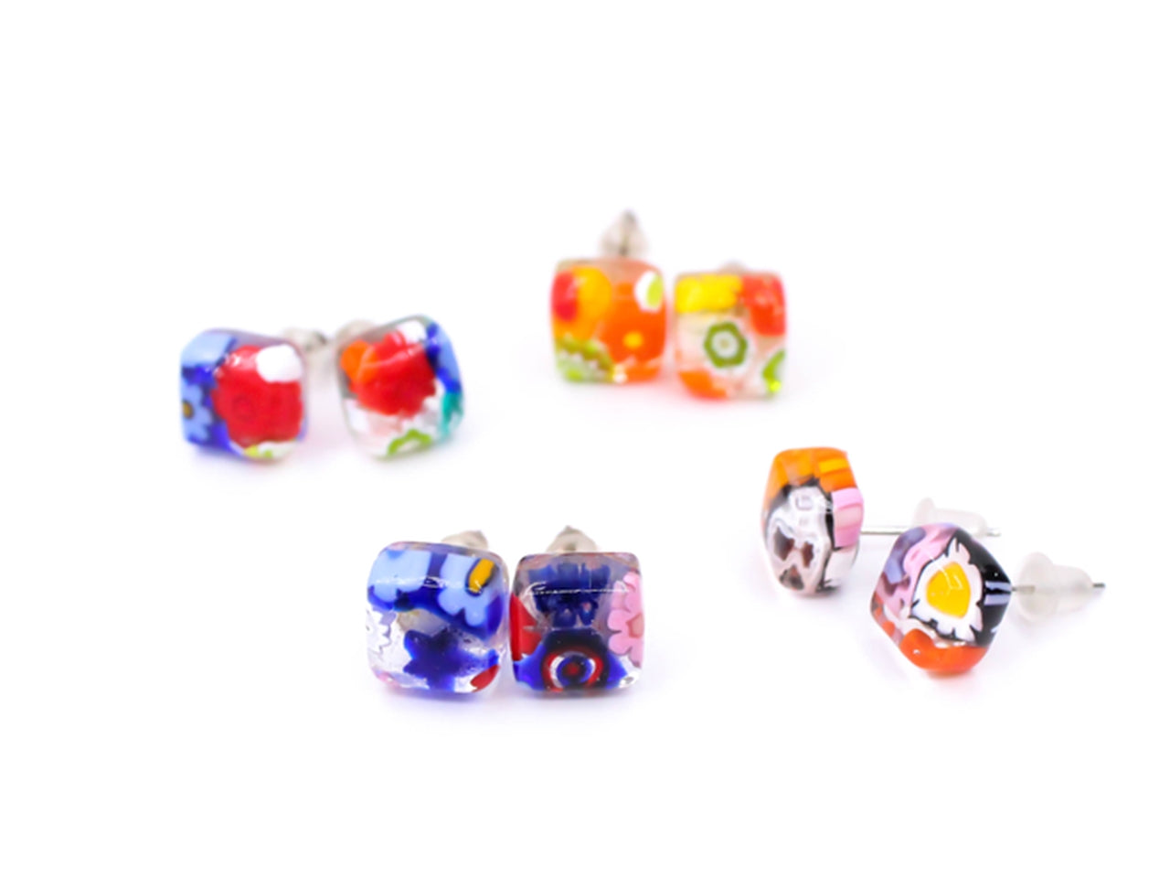 Orecchini cubetto fiordaliso 0,8x0,8 mm in vetro di murano