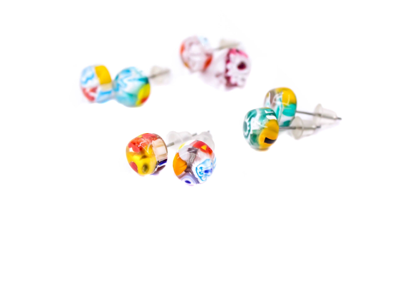Orecchini fiordaliso tondi D.0.8 mm in vetro di murano