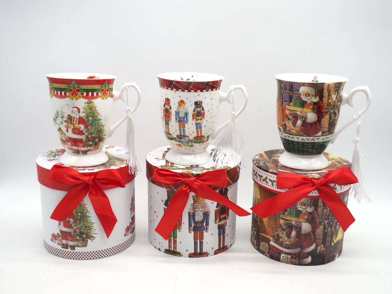 Tazza natalizia 11,5cm con scatola regalo in 3 decori assortiti
