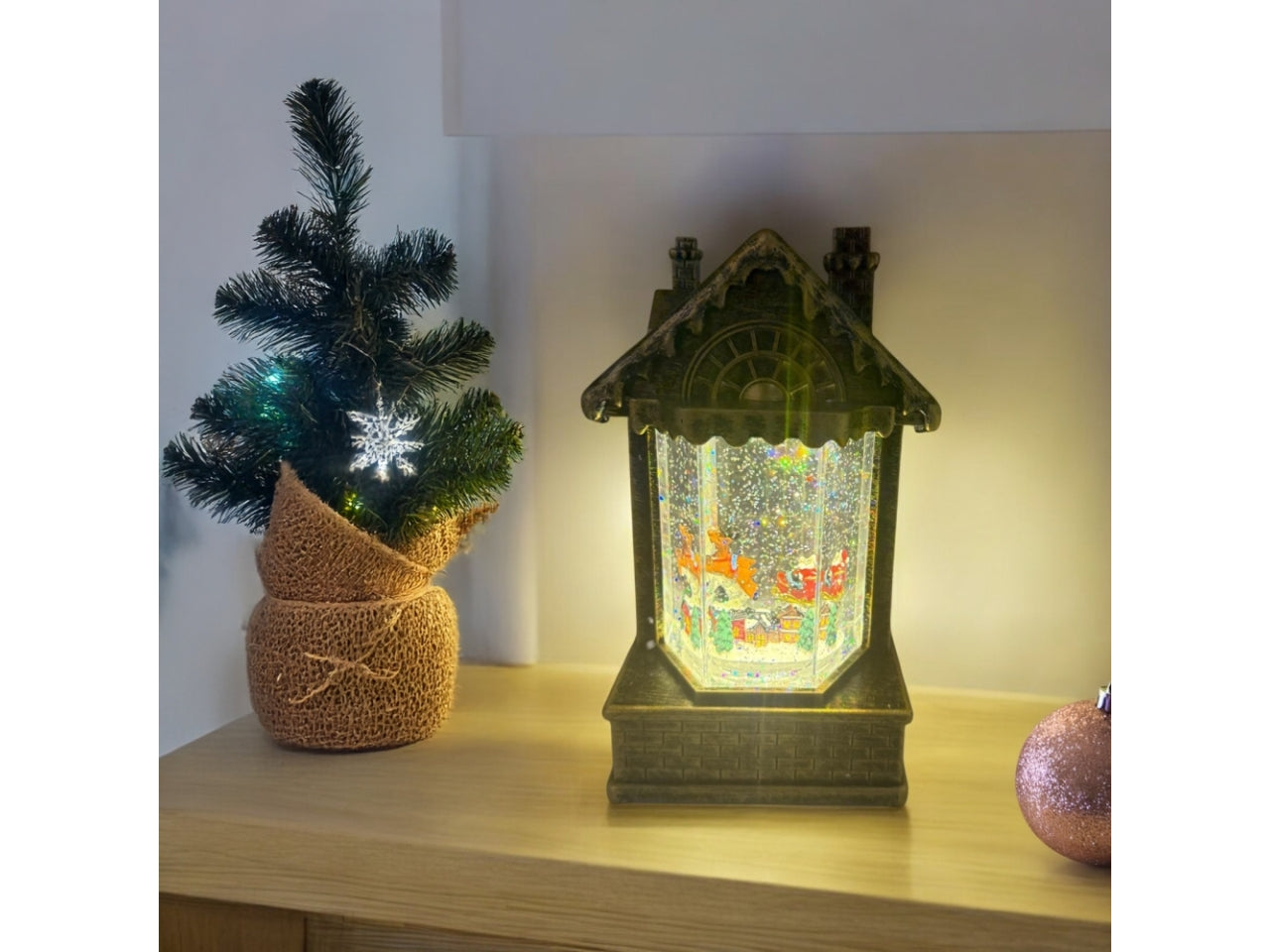 Casetta brunita 19,5cm luminosa scintillante con glitter nell'acqua, musica a batteria