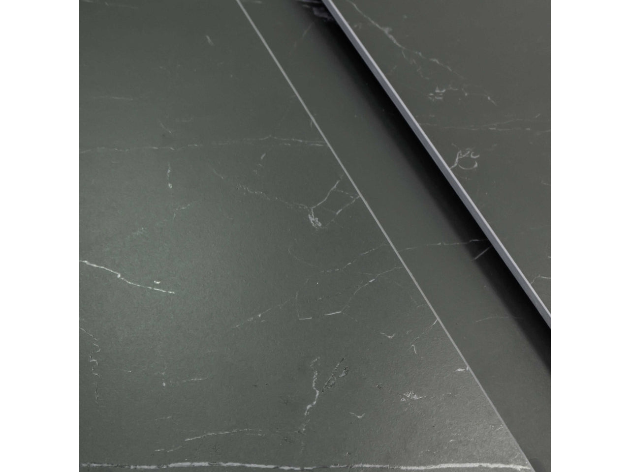 Tavolo Pepper allungabile con top in pietra sinterizzata antracite 160/200x90xh.76cm e piedi in metallo incrociati