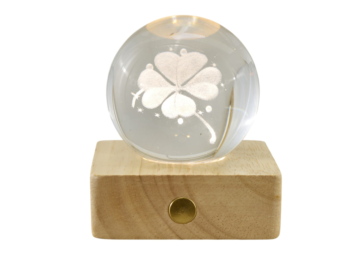Sfera lampada led con quadrifoglio su base quadrata 6x8cm