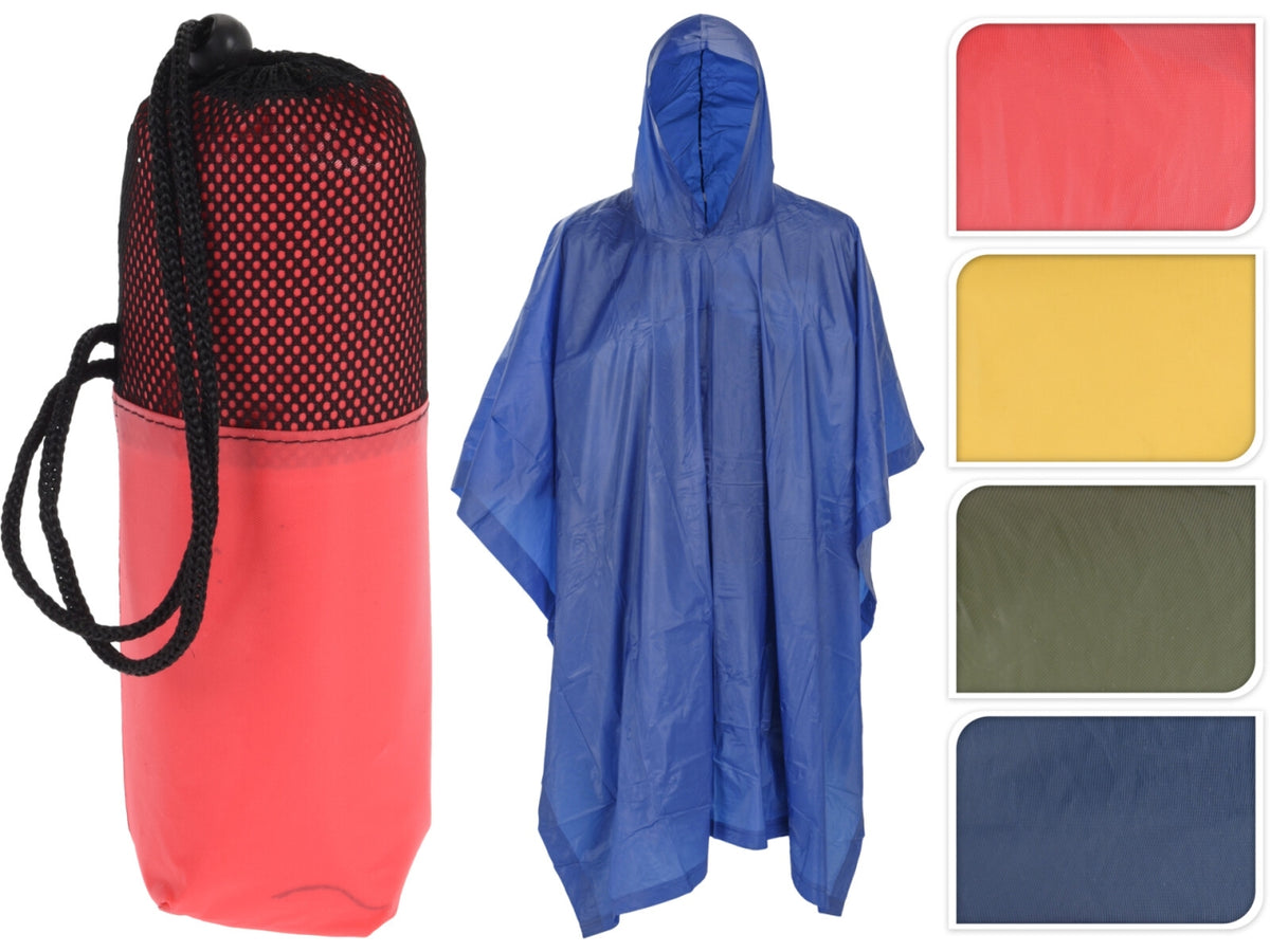 Poncho antipioggia per adulti taglia unica, in PEVA goffrato 0,12mm con cuciture termosaldate. Dimensioni 132x203cm, peso netto 100gr Due bottoni automatici per lato. In 4 colori assortiti, ciascuno in una borsa rete PEVA coordinata con cordino e hangtag.