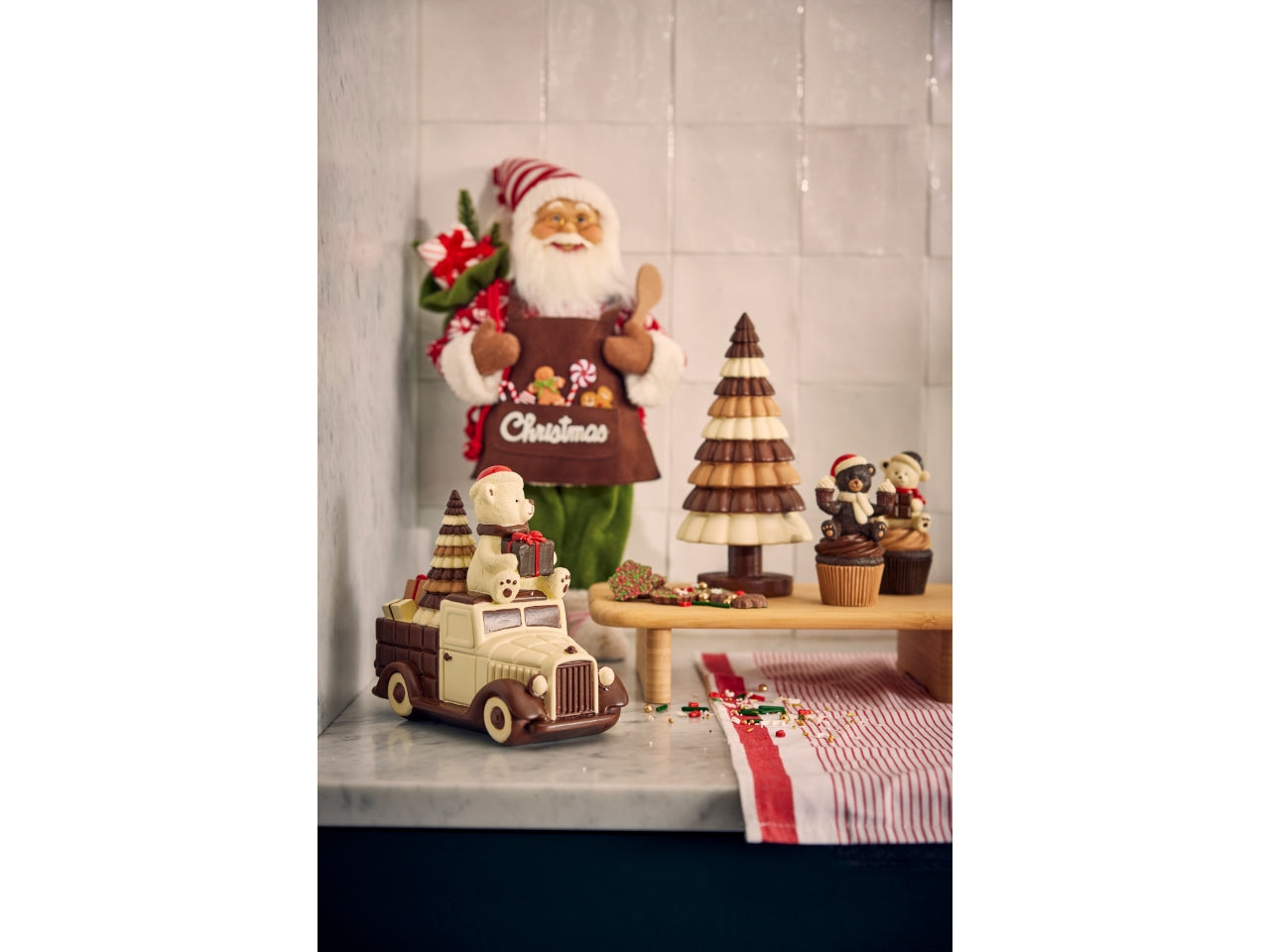 Orso decorativo in poliresina con camioncino effetto cioccolato