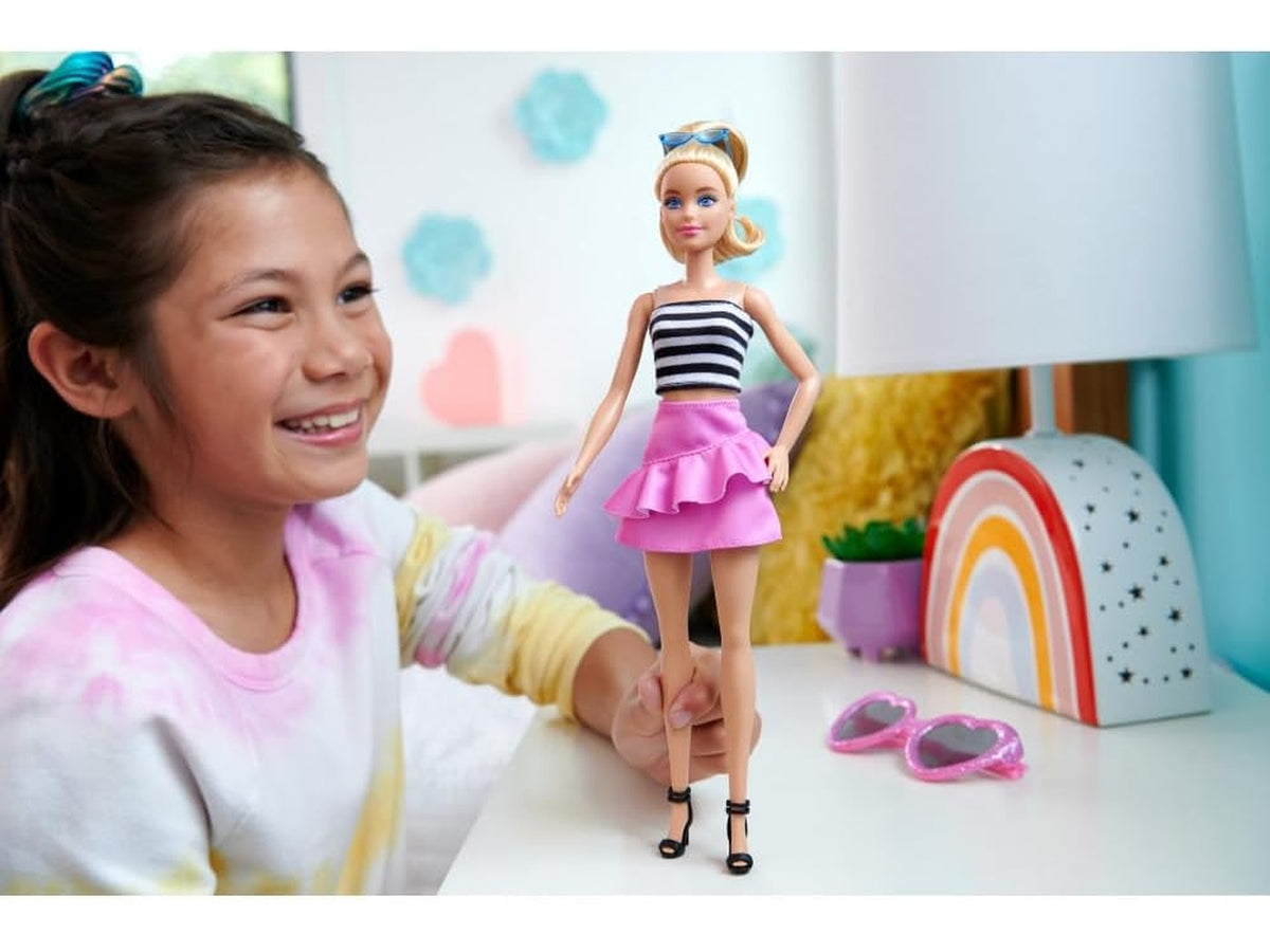 Barbie fashion con top a righe, gonna rosa e occhiali da sole