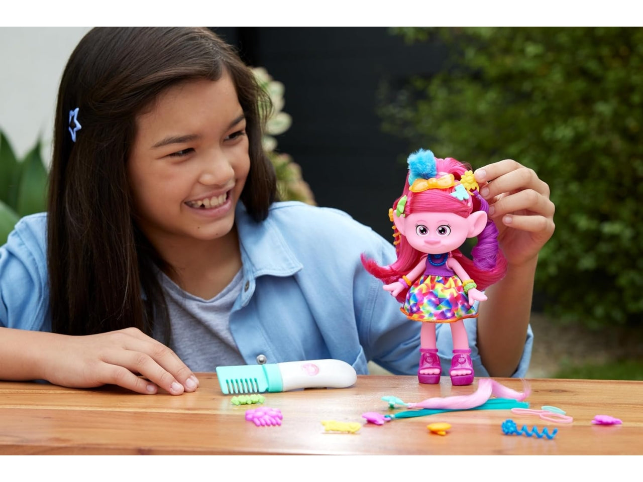Trolls Regina Poppy con capelli glitter e 15+ accessori, per bambine dai 3+ anni, Mattel