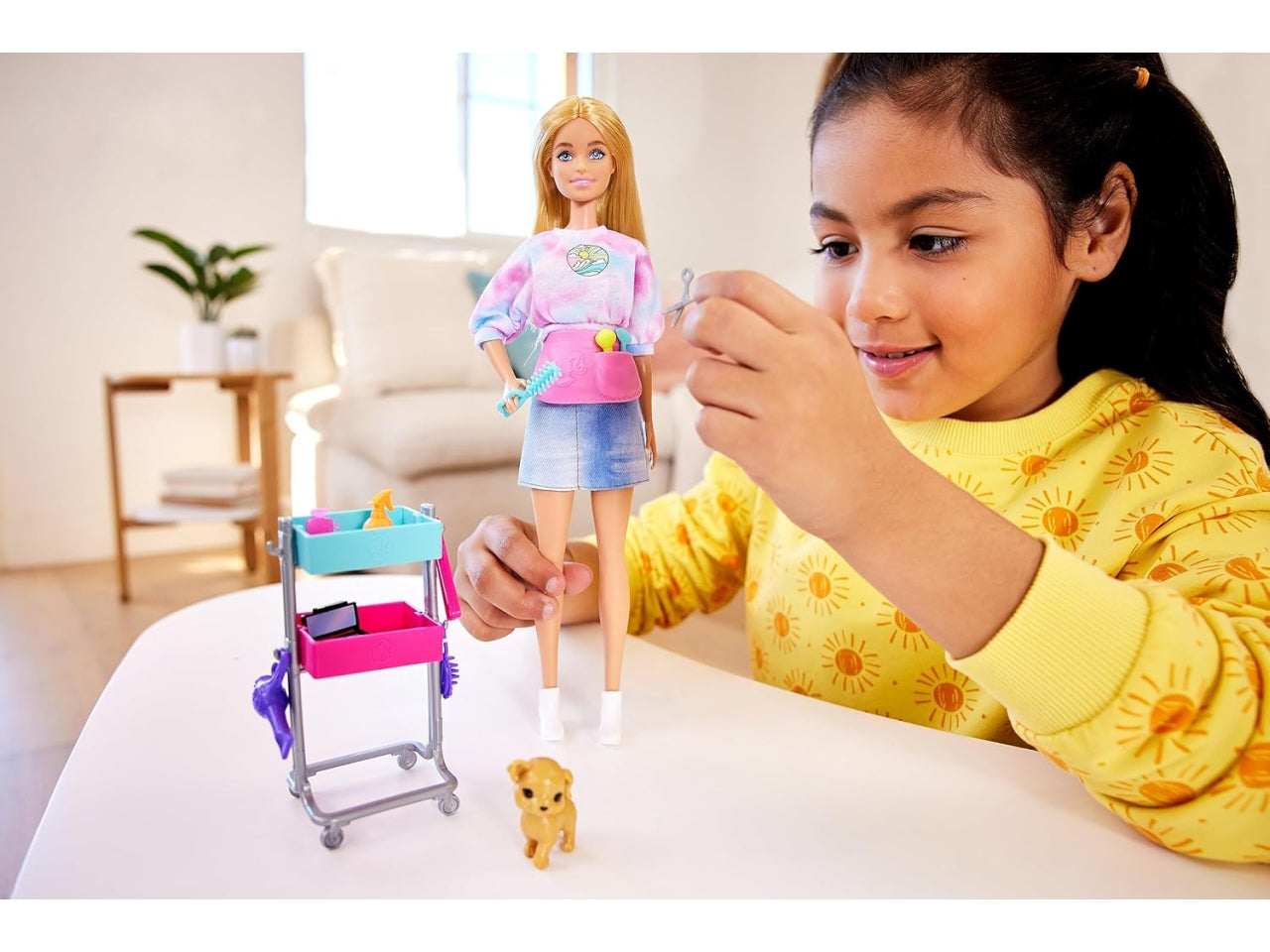 Malibu Stylist, playset con Bambola Malibu, Un Cucciolo, 14 Accessori a Tema Capelli e Trucco e Un carrellino per Lo Styling, Giocattolo per Bambini, 3+ Anni | Mattel