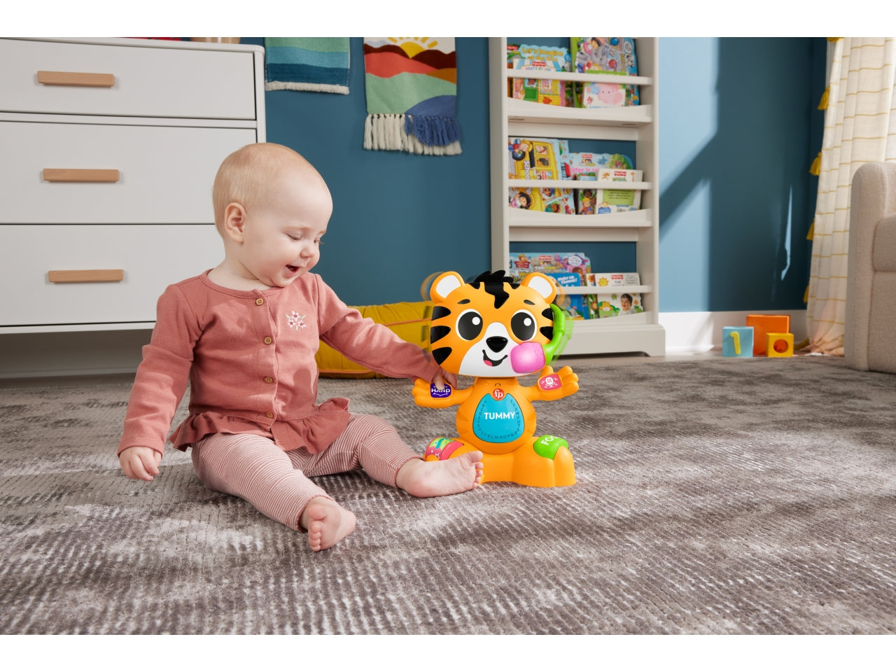 Fisher-Price Animal Band - Carlotta la Tigrotta Prime Scoperte tigre interattiva per l'apprendimento con 50+ canzoni e suoni luci multicolore giocattolo per bambini 9+ mesi HYL04