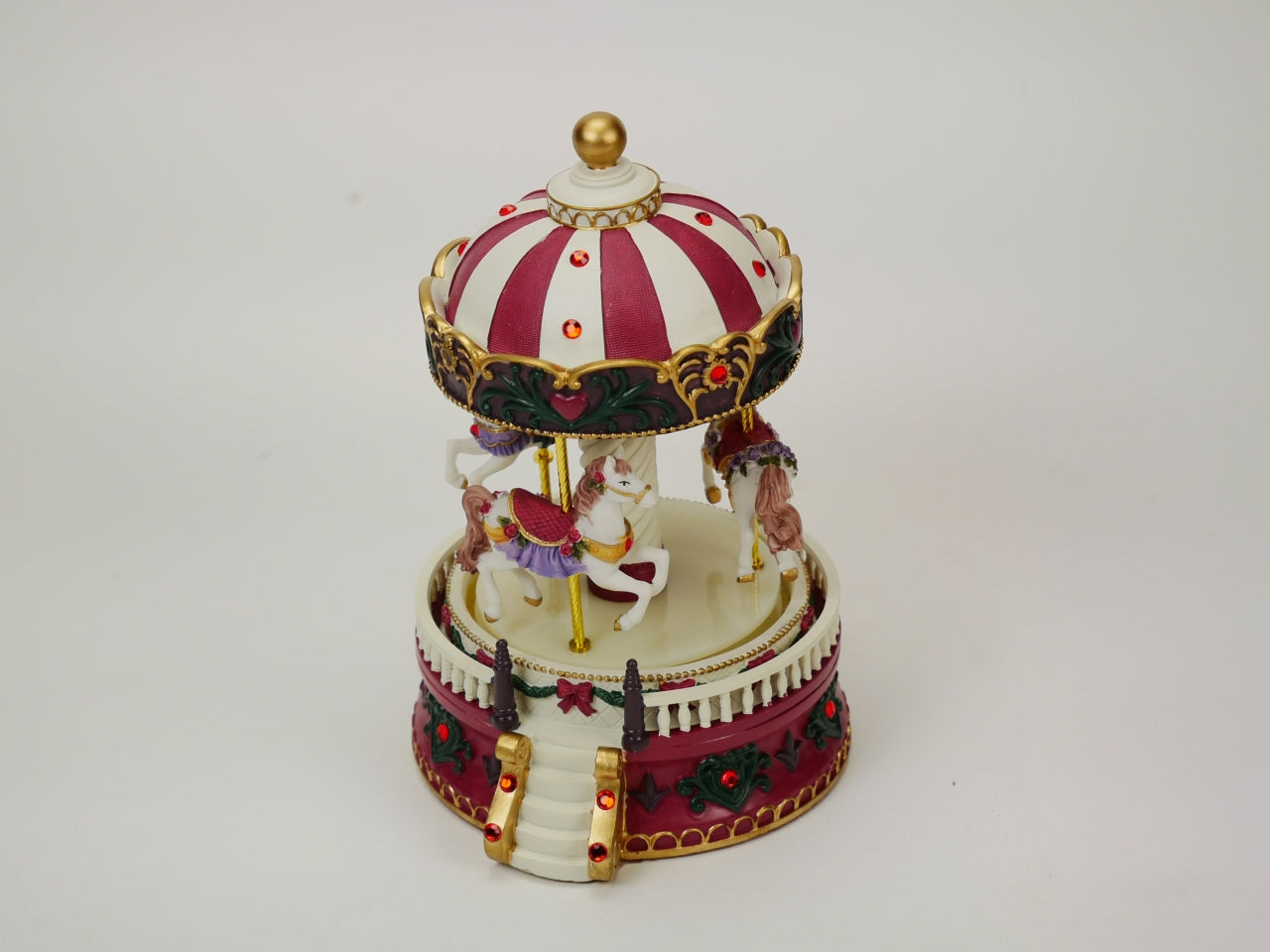 Giostrina carillon con cupola rotonda, 3 cavalli, balustra e scale 15,5x13x19cm