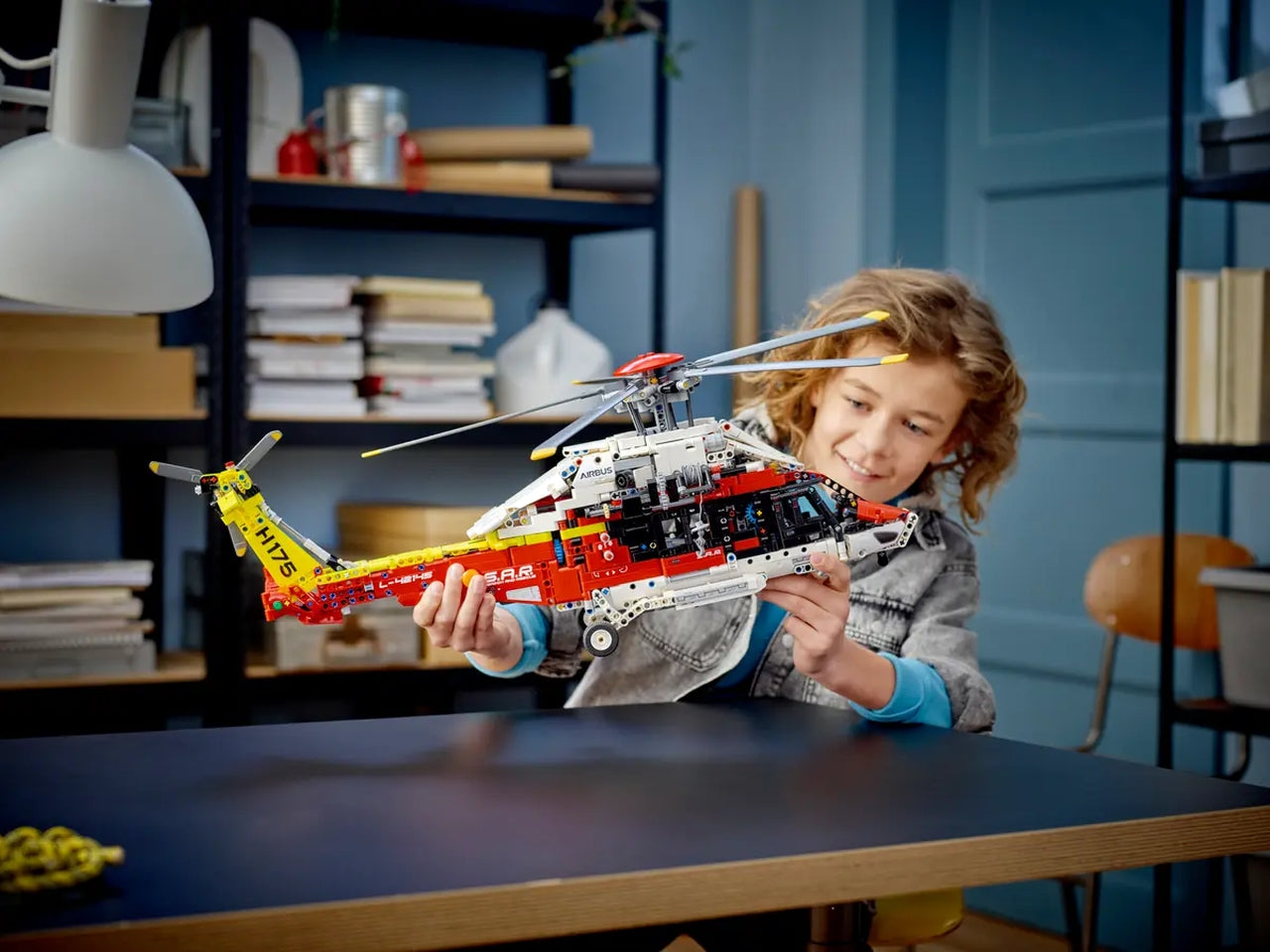 Lego Technic Elicottero di Salvataggio Airbus H175 42145