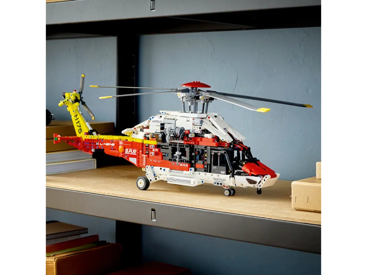 Lego Technic Elicottero di Salvataggio Airbus H175 42145