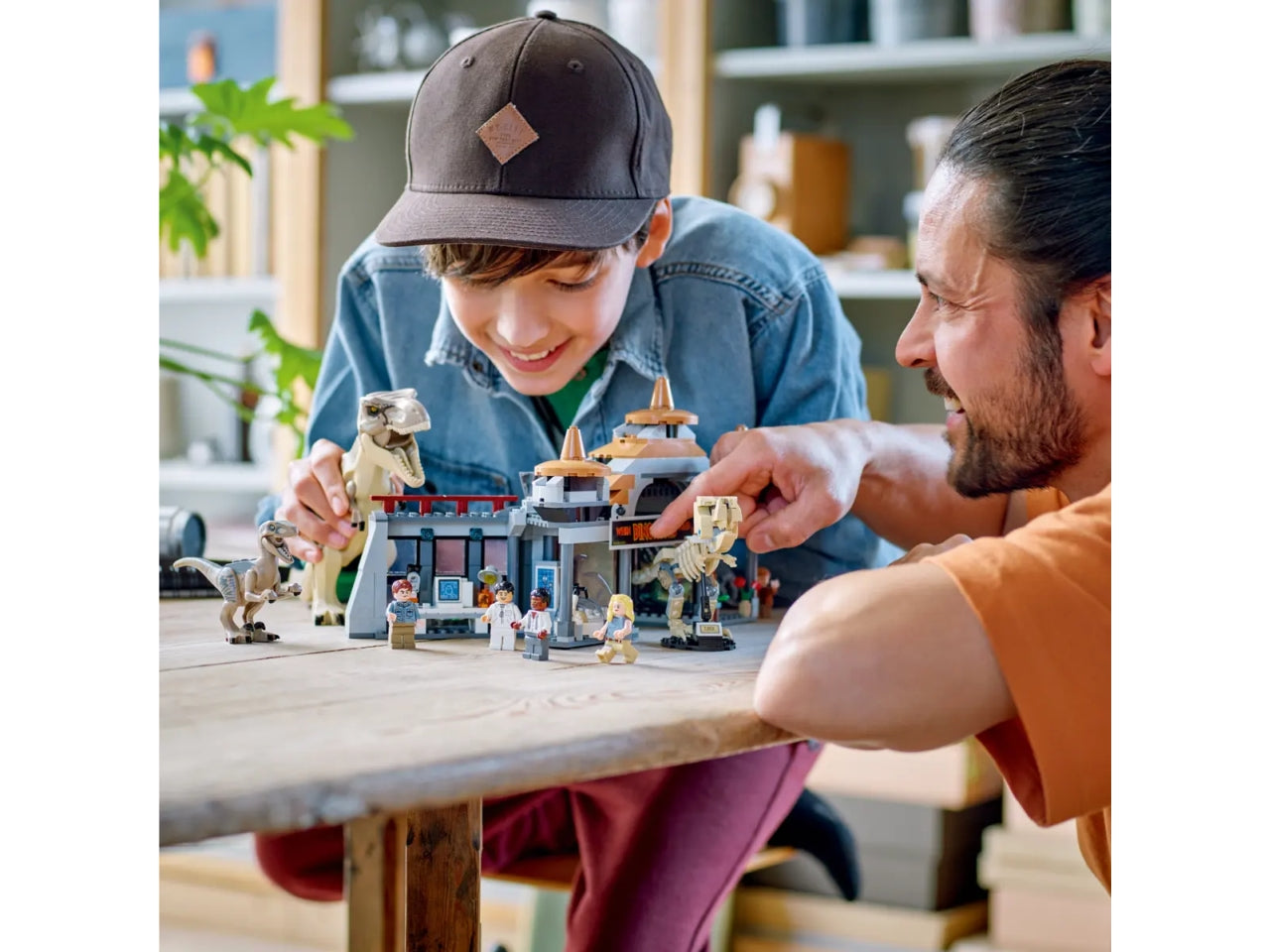 Lego jurassic world centro visitatori: lattacco del t. rex e del raptor