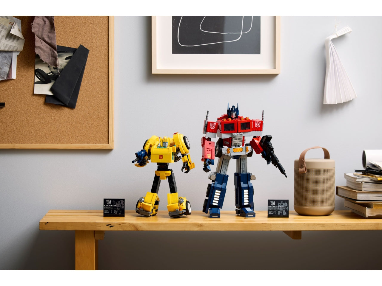 LEGO Icons - Set costruibile di action figure di robot Transformers per adulti: progetto di costruzione di Bumblebee Transformers LEGO Icons collezionabile per gli appassionati dello sci-fi 10338